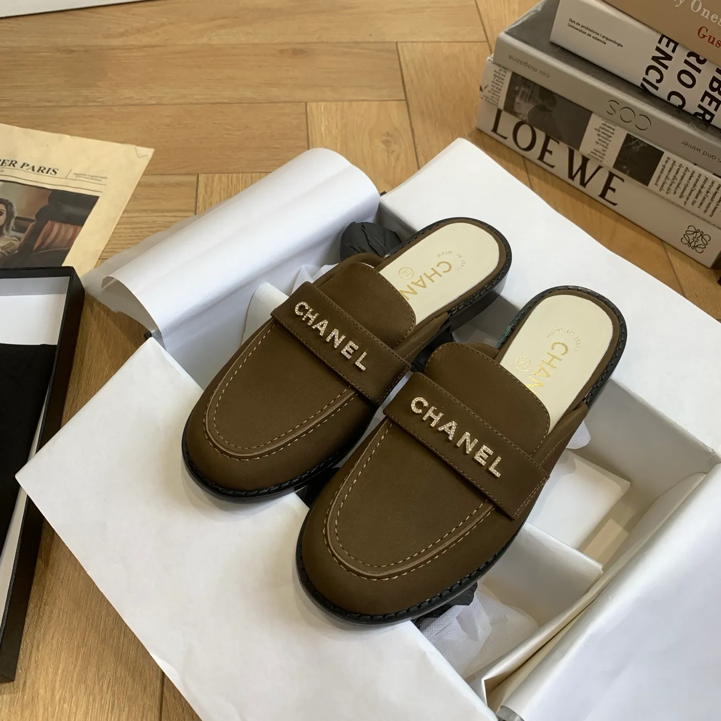 👟👟Ex-factory price 600👟👟 🍀2025 spring and summer new Chanel Chanel small diamond buckle monogram Loaf lazy half-slippers, which can be worn all year round. No matter when you wear them, they are very high-end and durable. You can attract attention when shopping on the street! Easily travel between commuting and leisure occasions, becoming a carefree fashionable and elegant woman ~ Upper: cowhide/butter Lining: lambskin Sole: Italian genuine leather outsole Size: 35-39 (40/41 customized, non-refundable and non-exchangeable